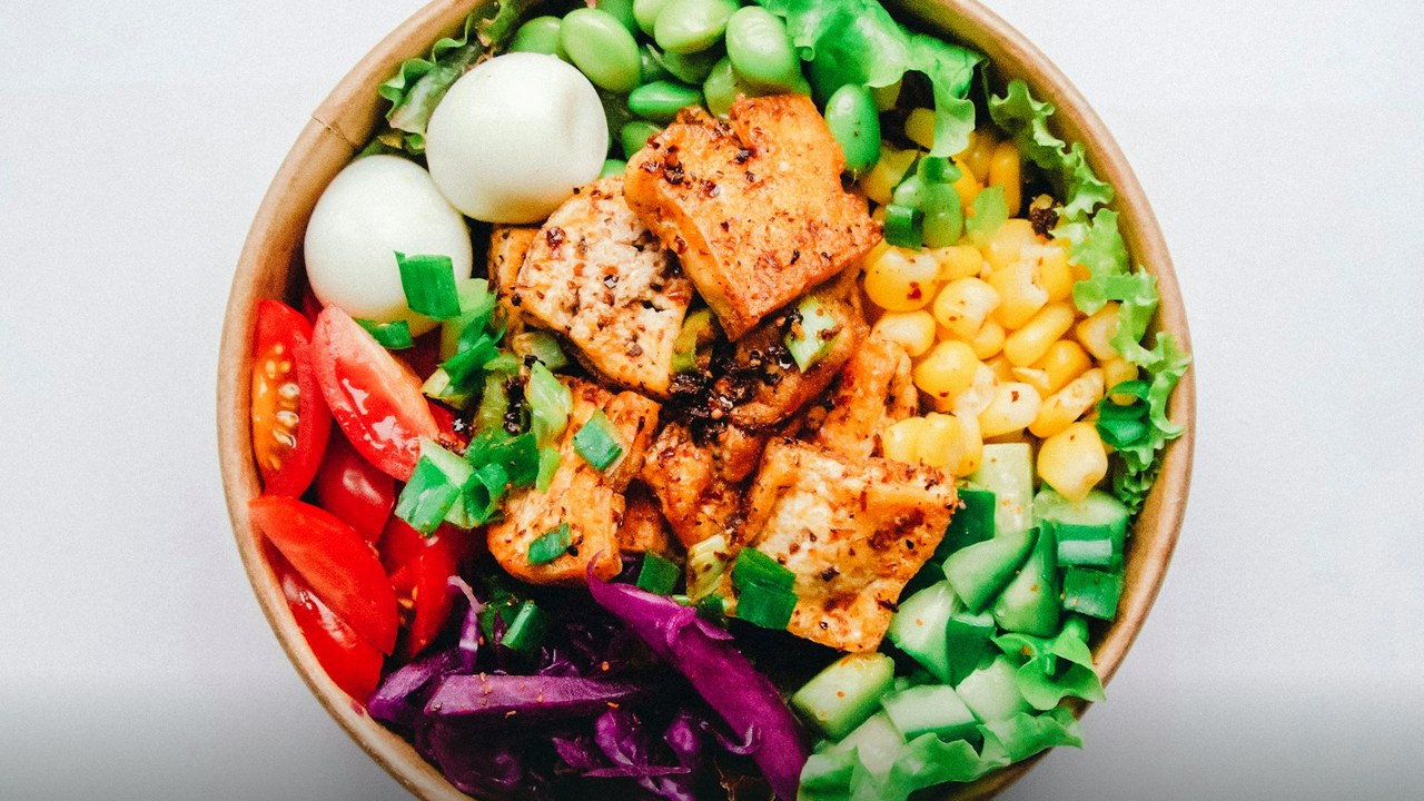 Balanced plate with vegetables, modest protein, whole grains, and water for a kidney stones diet pattern