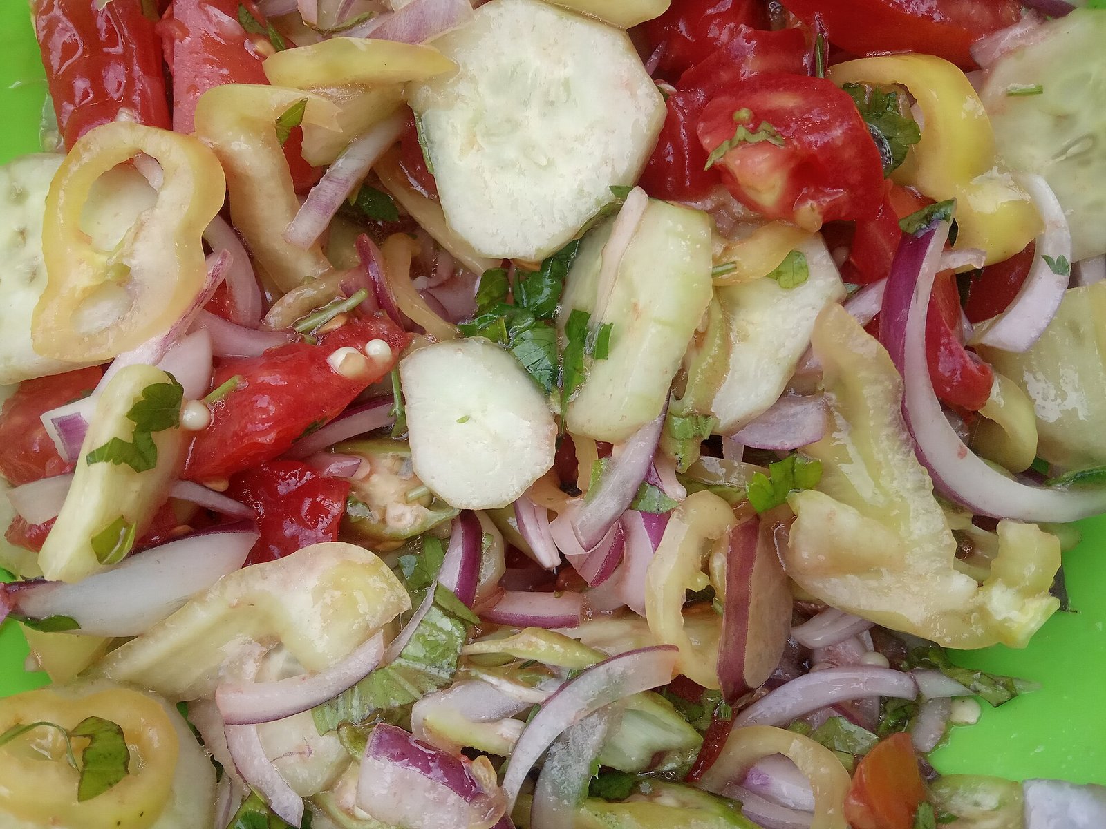 Colorful vegetable salad with olive oil, a Mediterranean-leaning AS diet side