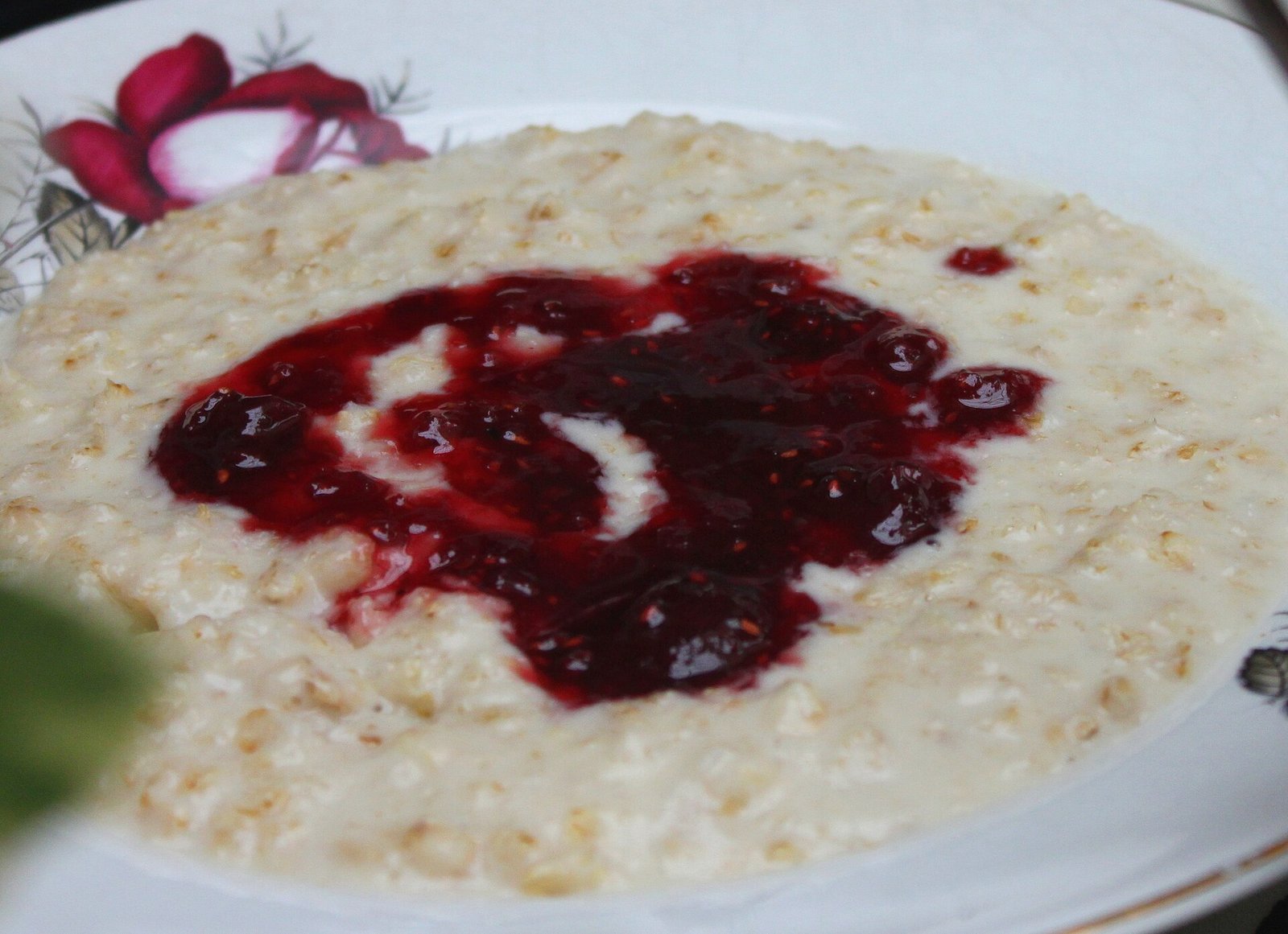 Porridge with berry compote, a fiber-rich breakfast for an ankylosing spondylitis diet