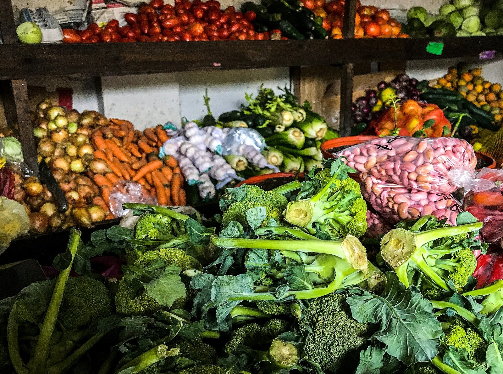 Colorful fresh fruits and vegetables at a market, the core of an asthma diet