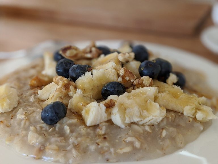 Crohn's disease diet breakfast: soft oatmeal with banana and blueberries, a gentle soluble-fiber choice
