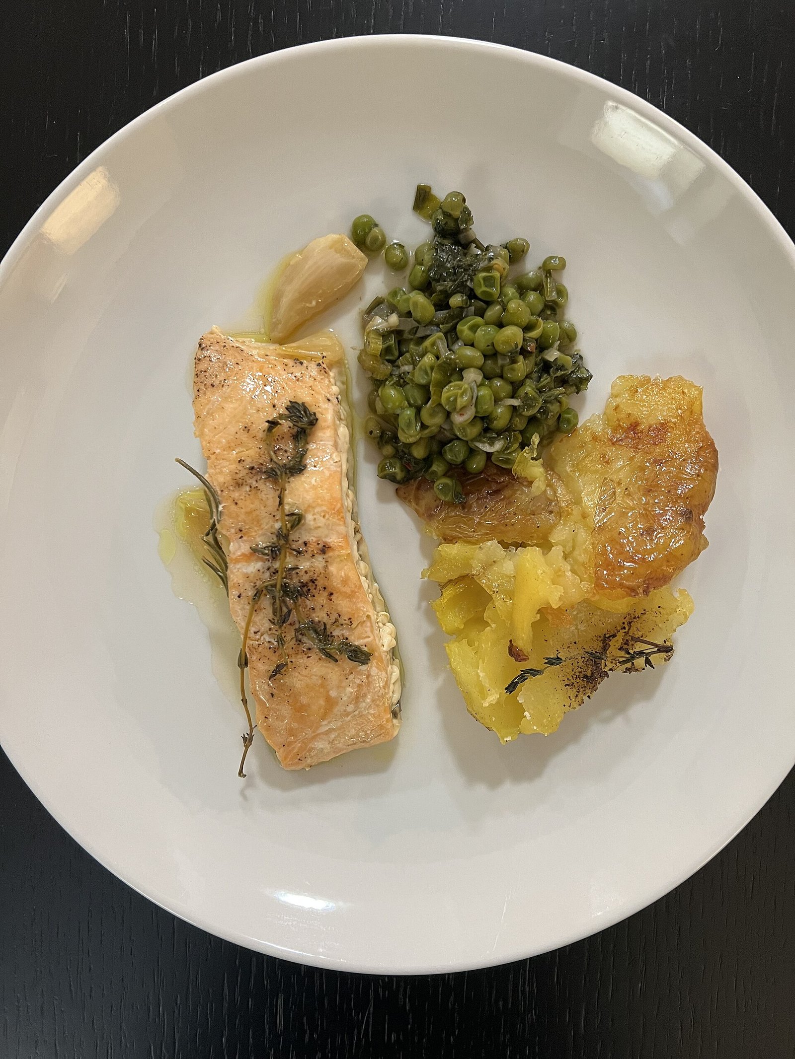 Baked salmon with soft potatoes and peas, an omega-3 plate often suggested in a Crohn's disease diet