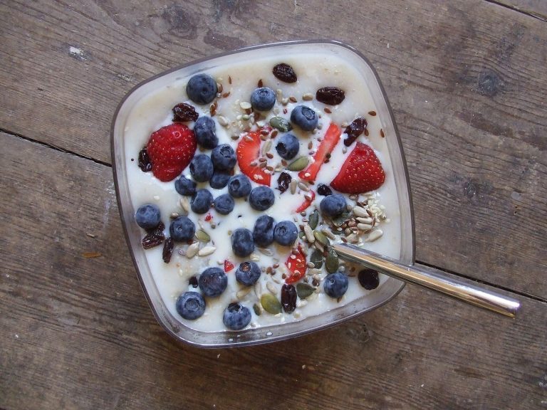 Oatmeal with fruit as a regular low-chaos breakfast pattern for vestibular migraine
