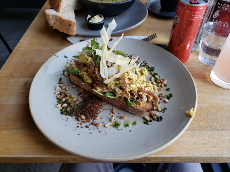 Scrambled eggs on toast as an easy high-protein breakfast during non-weight-bearing ankle recovery