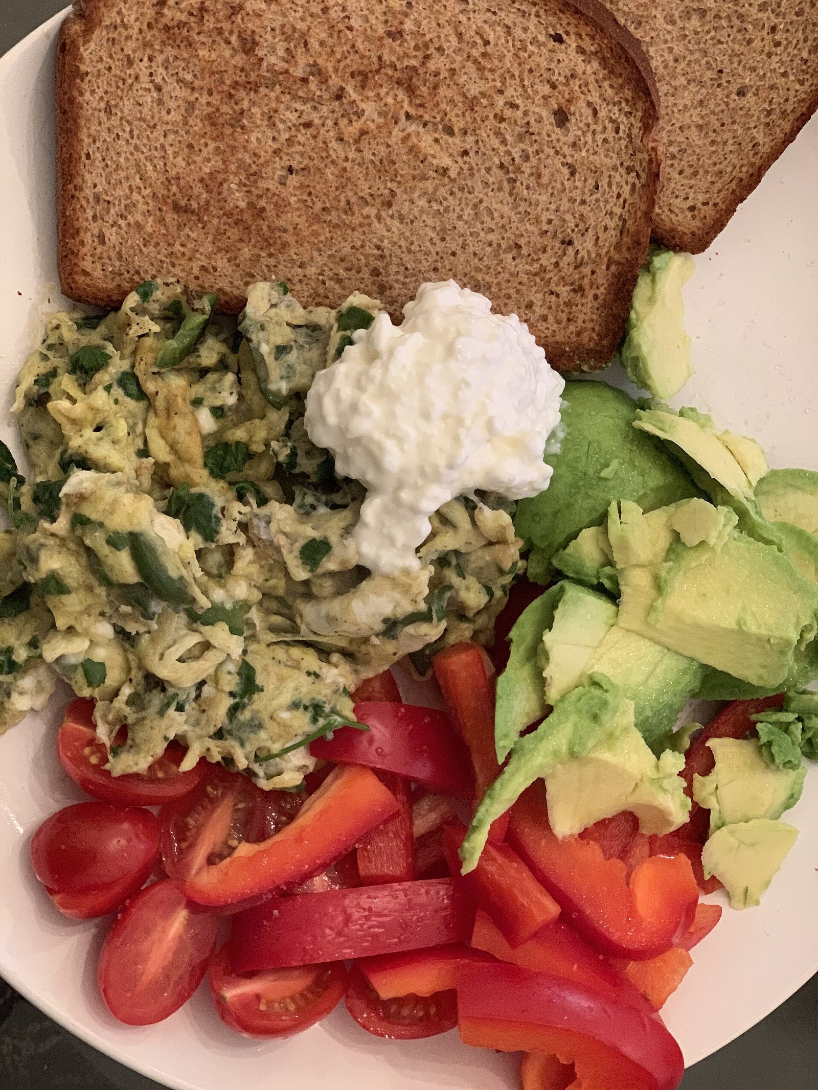 Scrambled eggs with spinach and avocado as a soft protein breakfast after knee arthroscopy