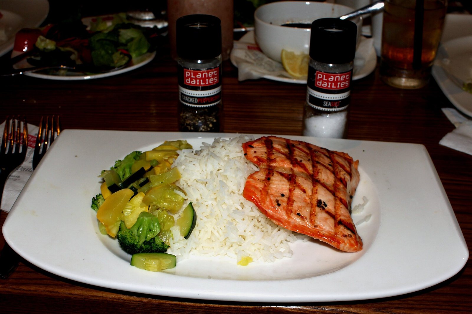 Grilled salmon illustrating recovery dinners after knee arthroscopy