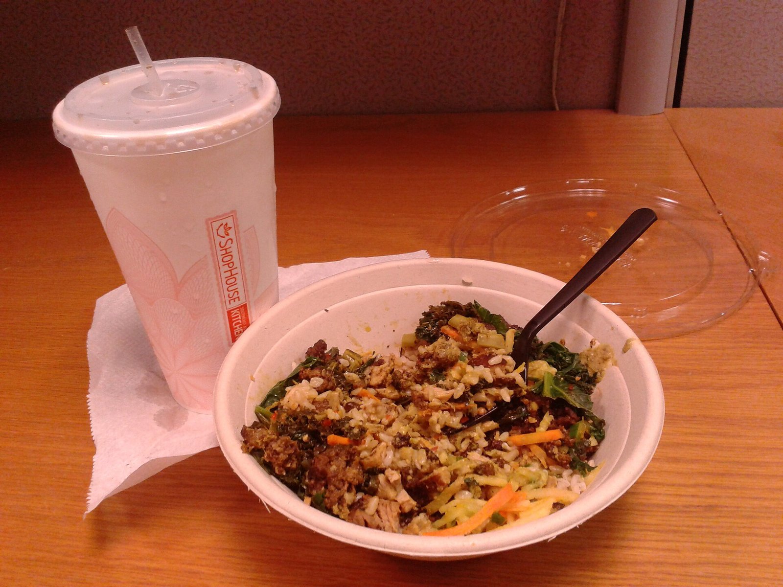 Rice bowl with chicken and vegetables illustrating a nutritionally complete plate while trigger hunting stays clinician-guided