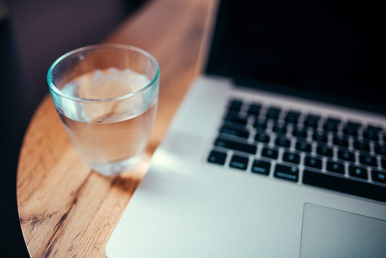Glass of water as the default non-alcoholic drink during a cluster headache period