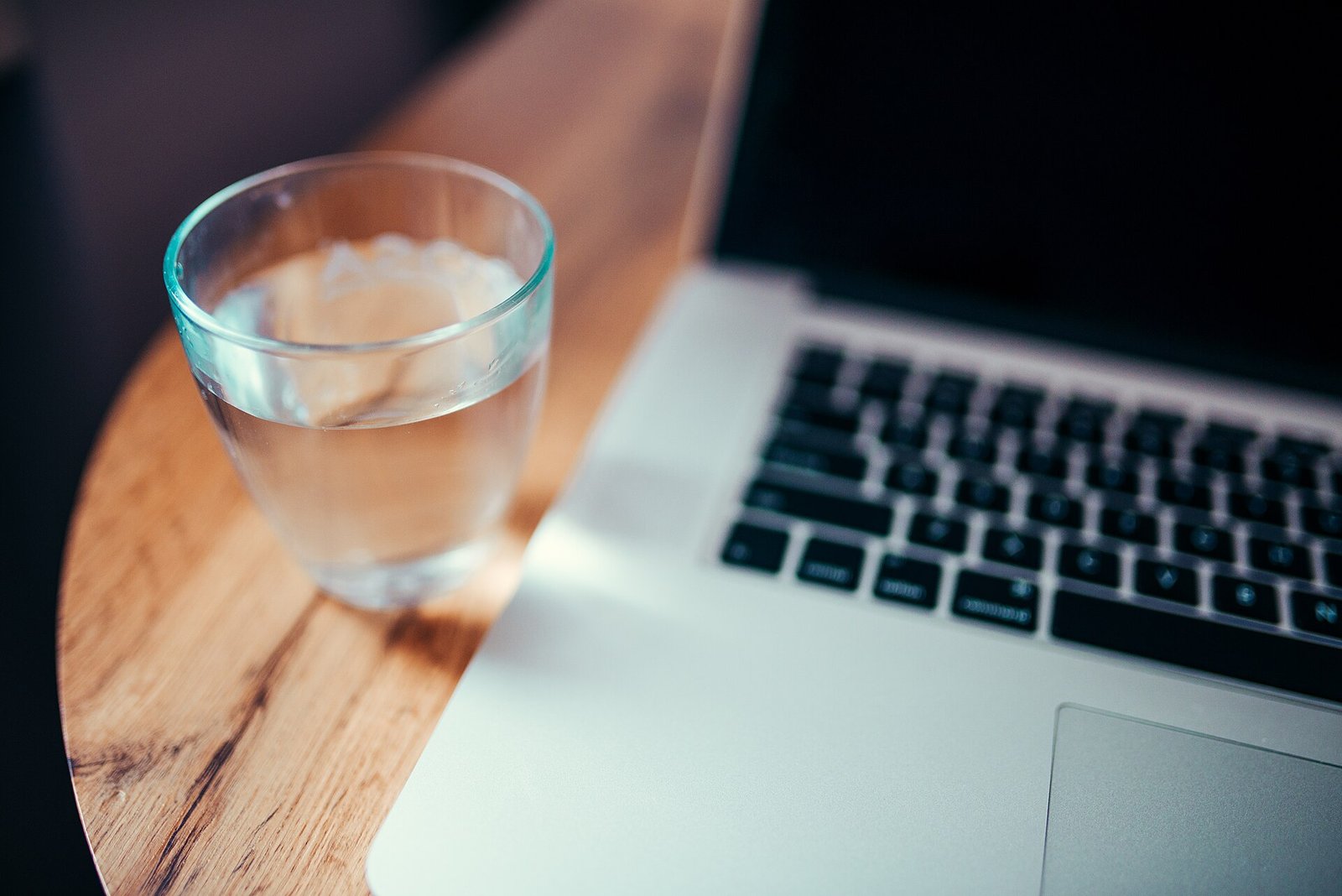 Glass of water as the default non-alcoholic drink during a cluster headache period