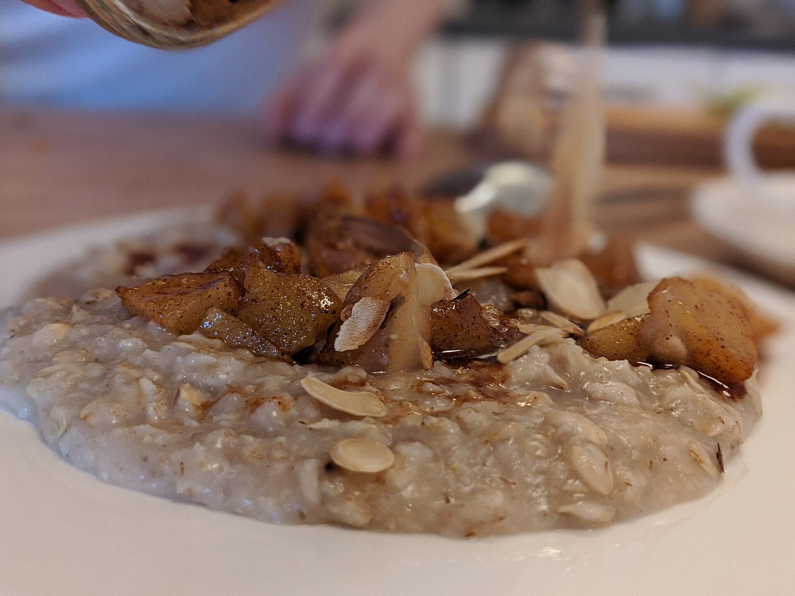 Oatmeal with apple and cinnamon as a gentle breakfast pattern often better tolerated than high-fat meals with GERD