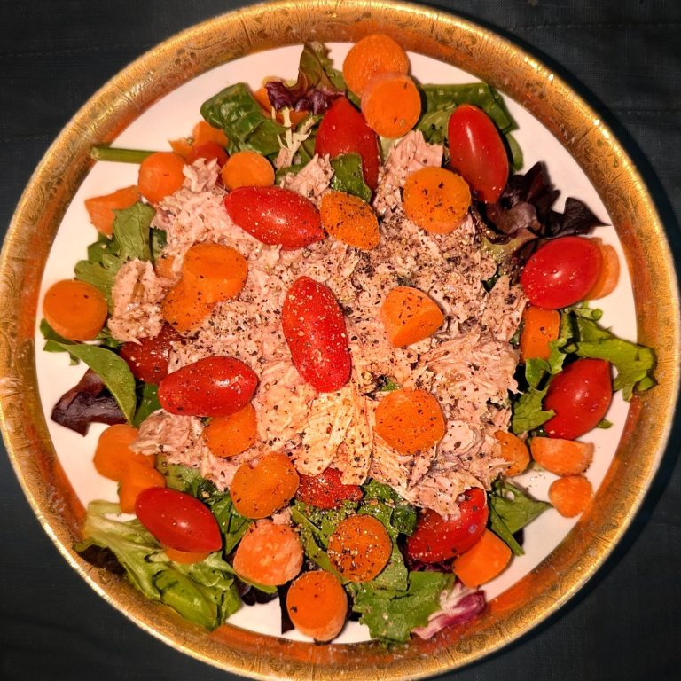 Mixed greens salad with tuna for an eye-supportive glaucoma diet plate