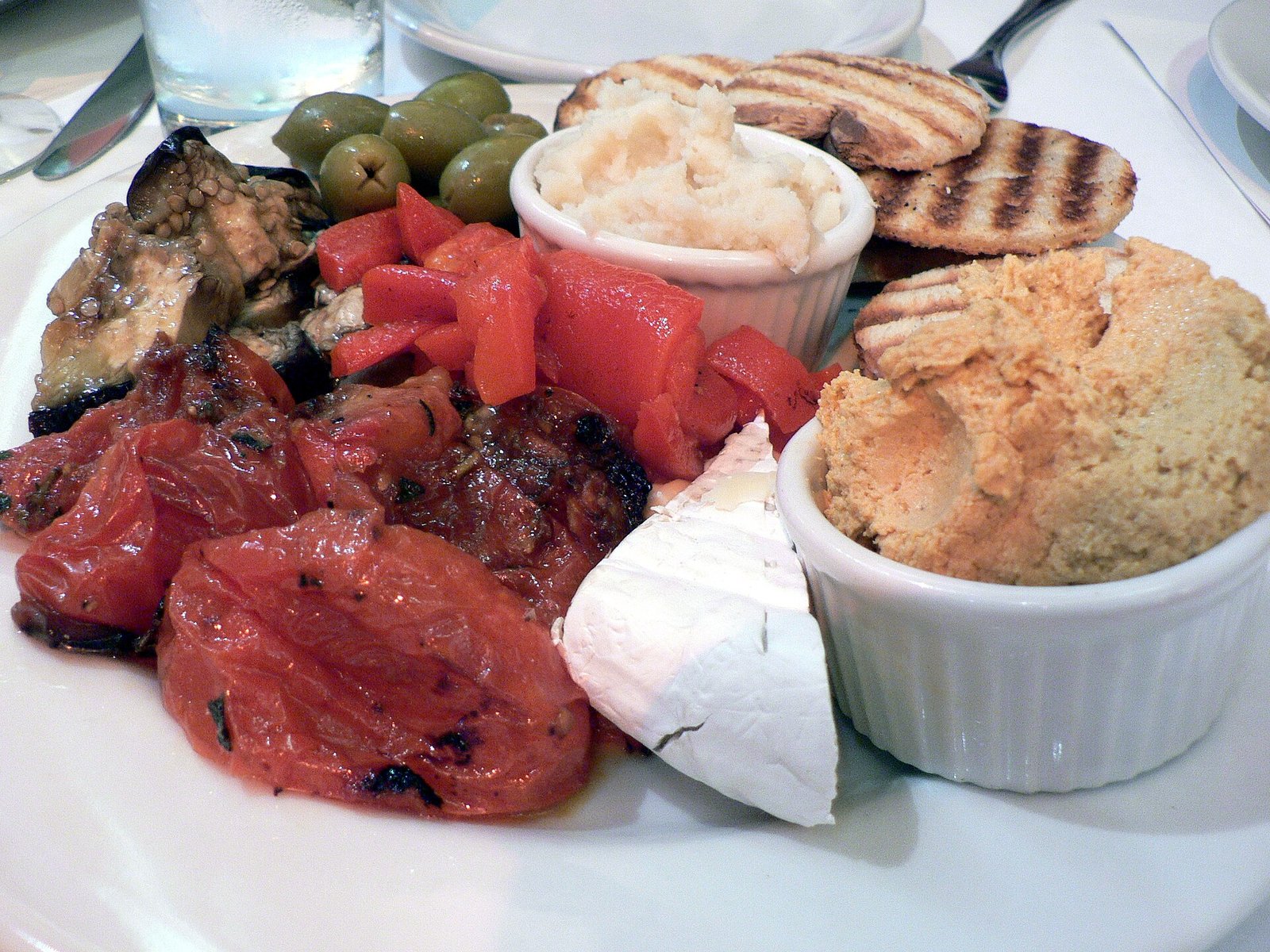 Hummus with roasted vegetables as a fiber-forward plate during HS weight-aware meal planning