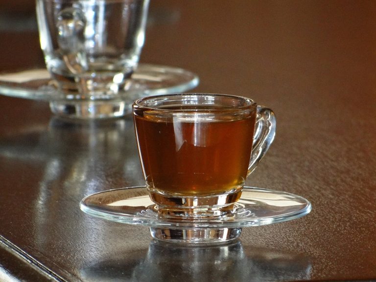 Honey tea as a soothing warm drink during laryngitis for adults