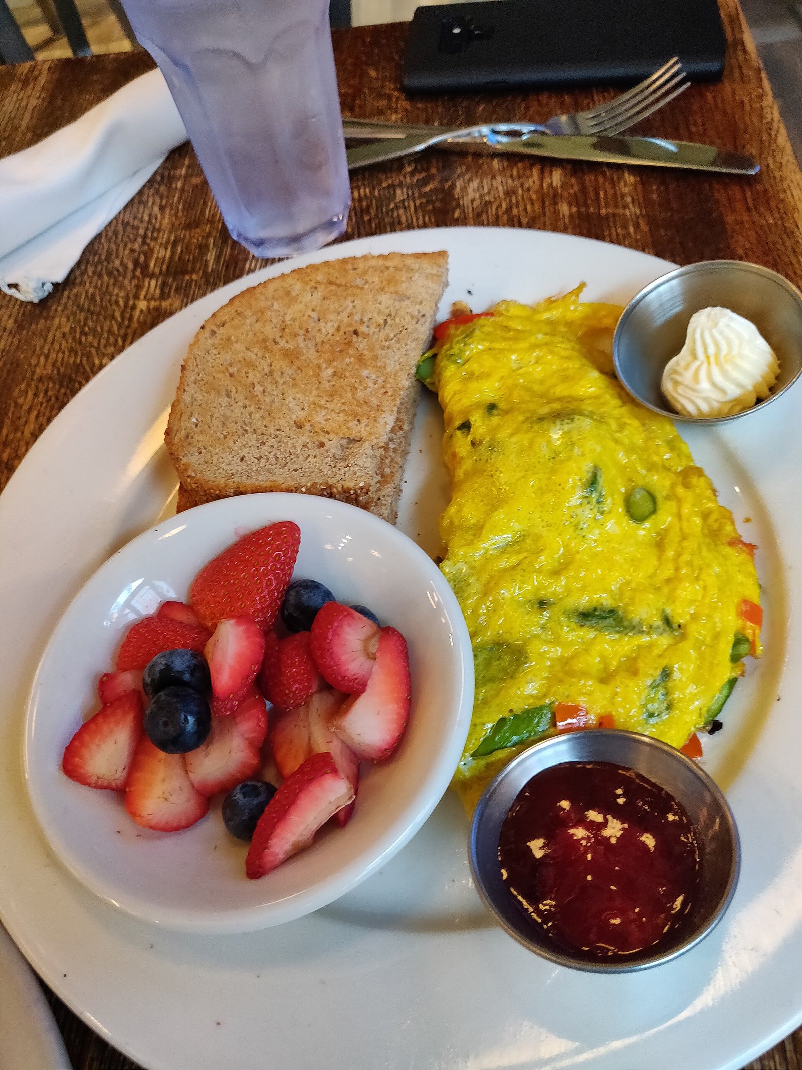 Egg and spinach breakfast omelet as a regular simple morning meal for migraine kitchen patterns