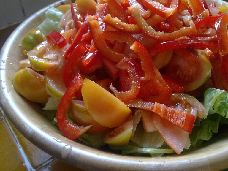 Mediterranean vegetable salad with olive oil for a DASH-leaning PAD plate