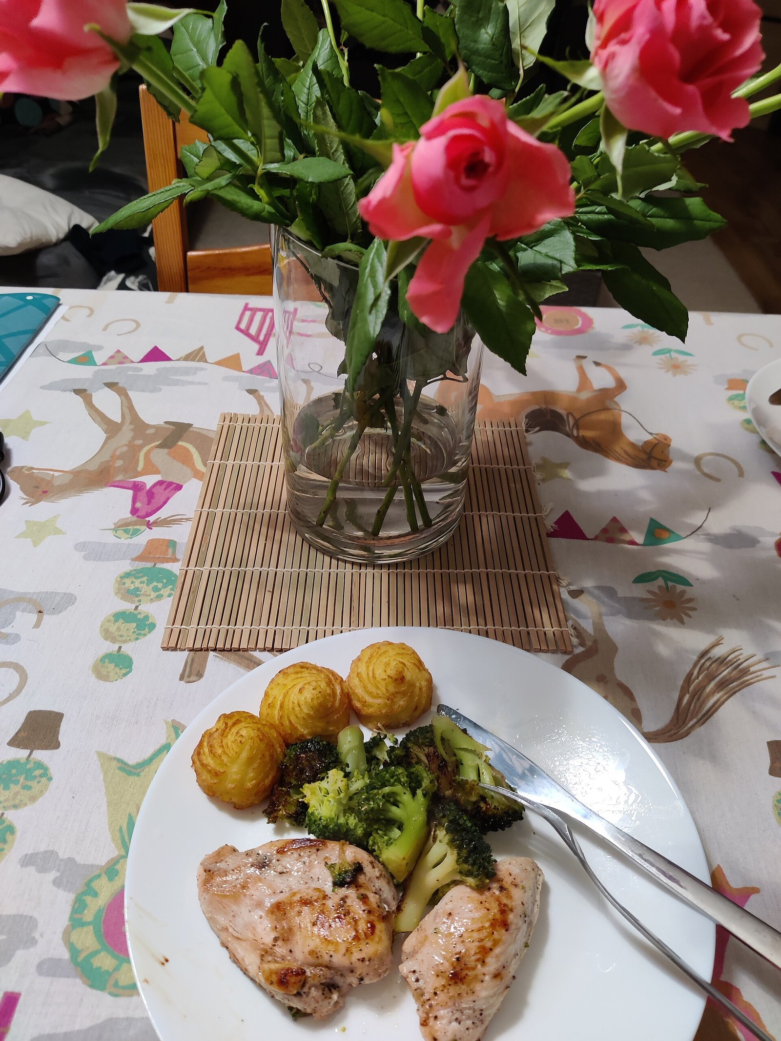 Baked potato with broccoli as a potassium-rich dinner plate