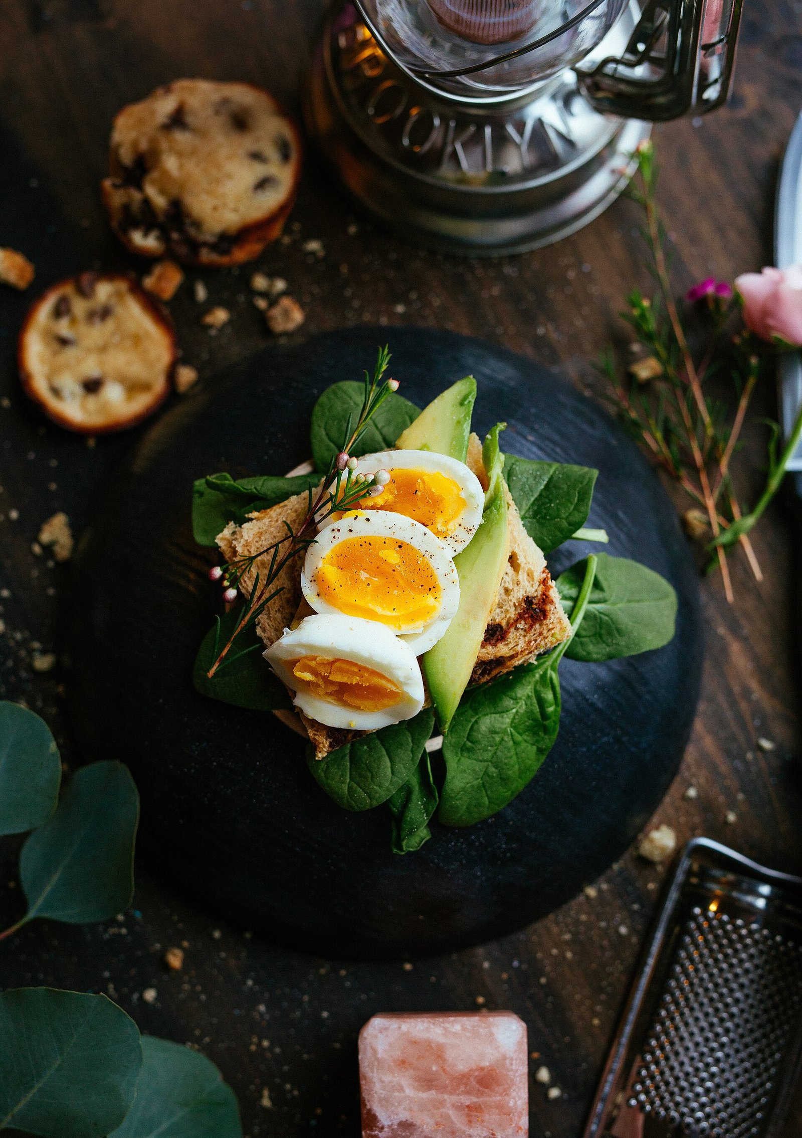 Avocado egg toast as a balanced breakfast for steadier glucose patterns