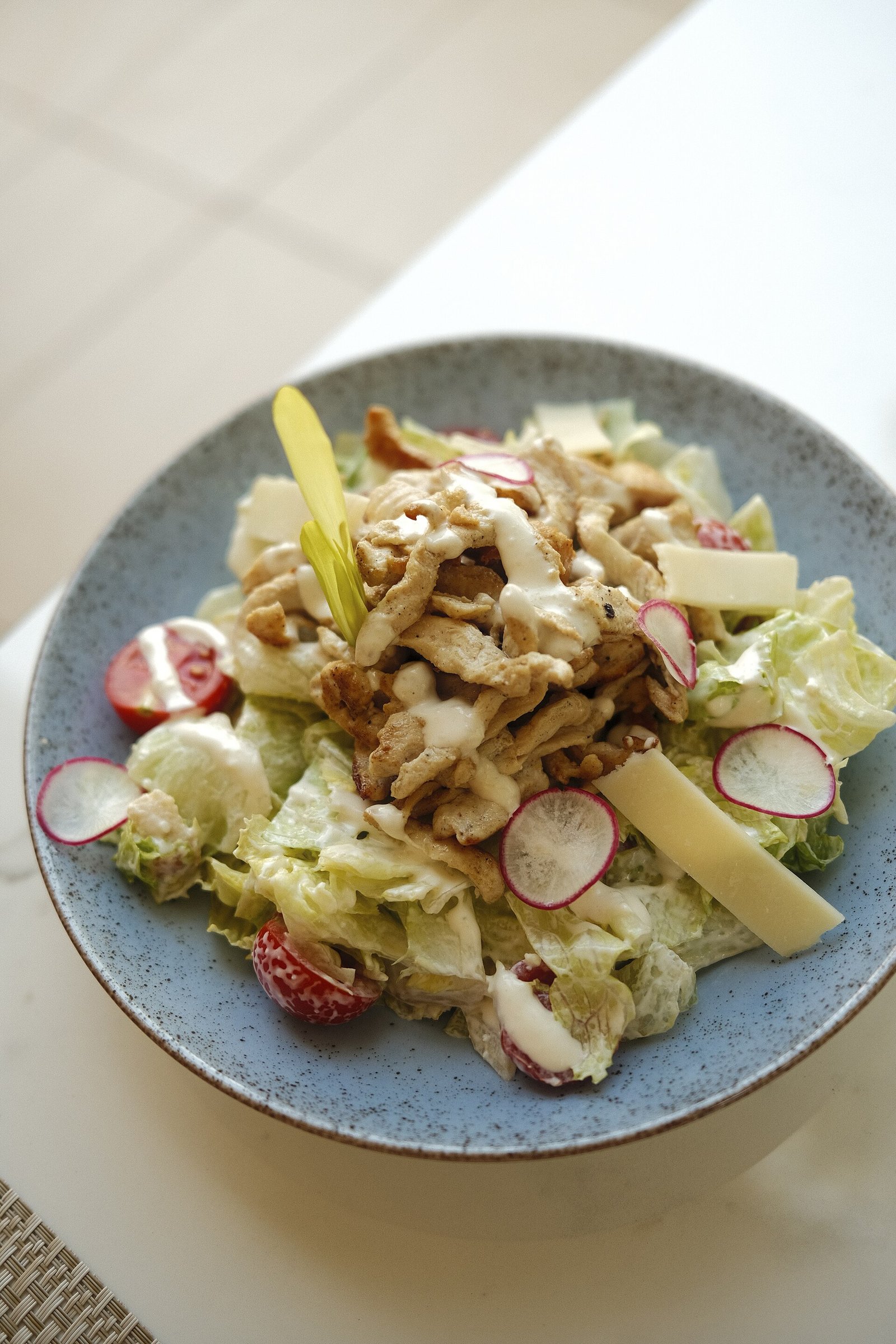 Grilled chicken garden salad illustrating protein-plus-produce lunch structure