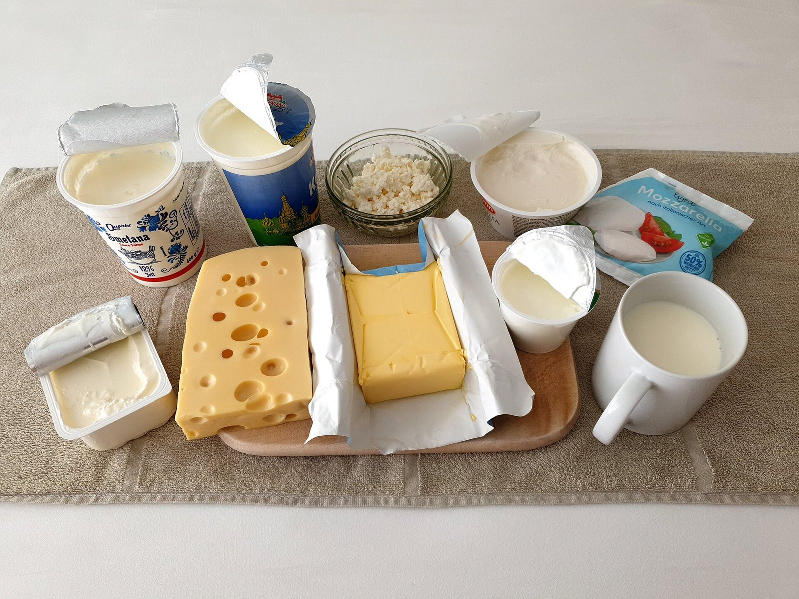 Assorted dairy products as everyday vitamin B12 food sources