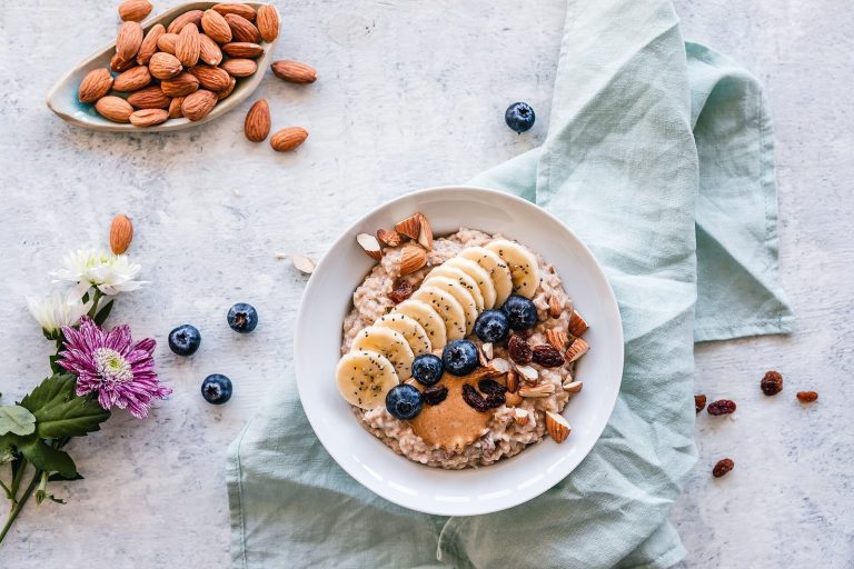Oatmeal with berries as a steady breakfast pattern during vitiligo care weeks