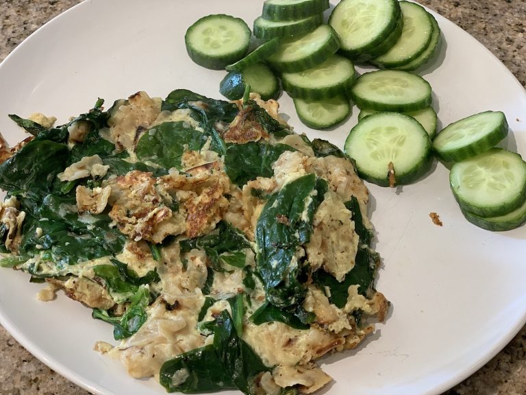 Scrambled eggs with spinach as a one-handed protein breakfast after shoulder surgery