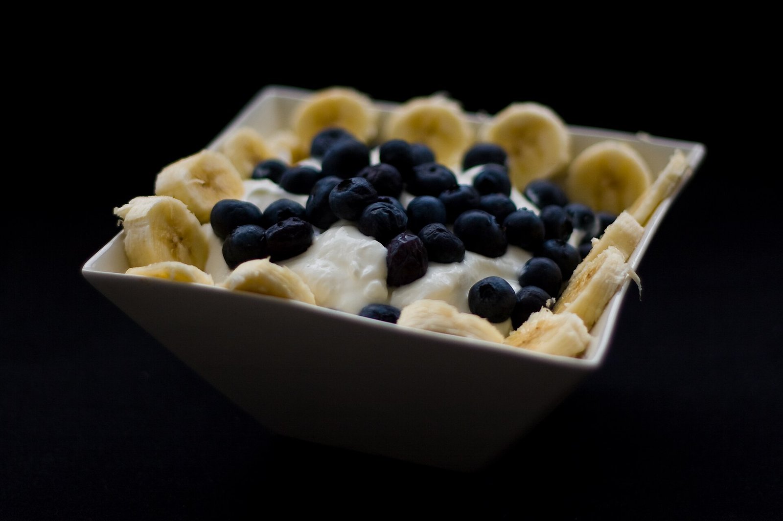 Cottage cheese with blueberries and banana as a soft high-protein snack