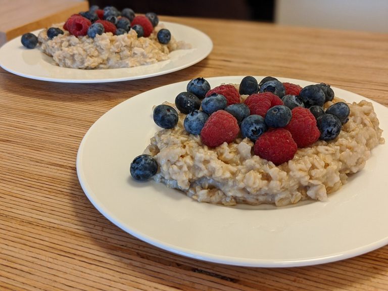 Bowl of oatmeal porridge topped with fresh berries, a steady breakfast for an anxiety diet
