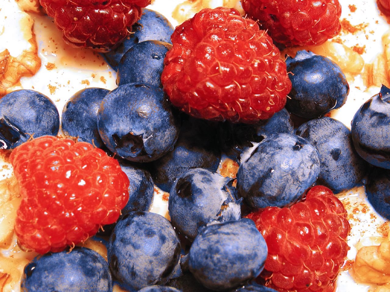 Oatmeal with berries as a lower-fat morning meal pattern