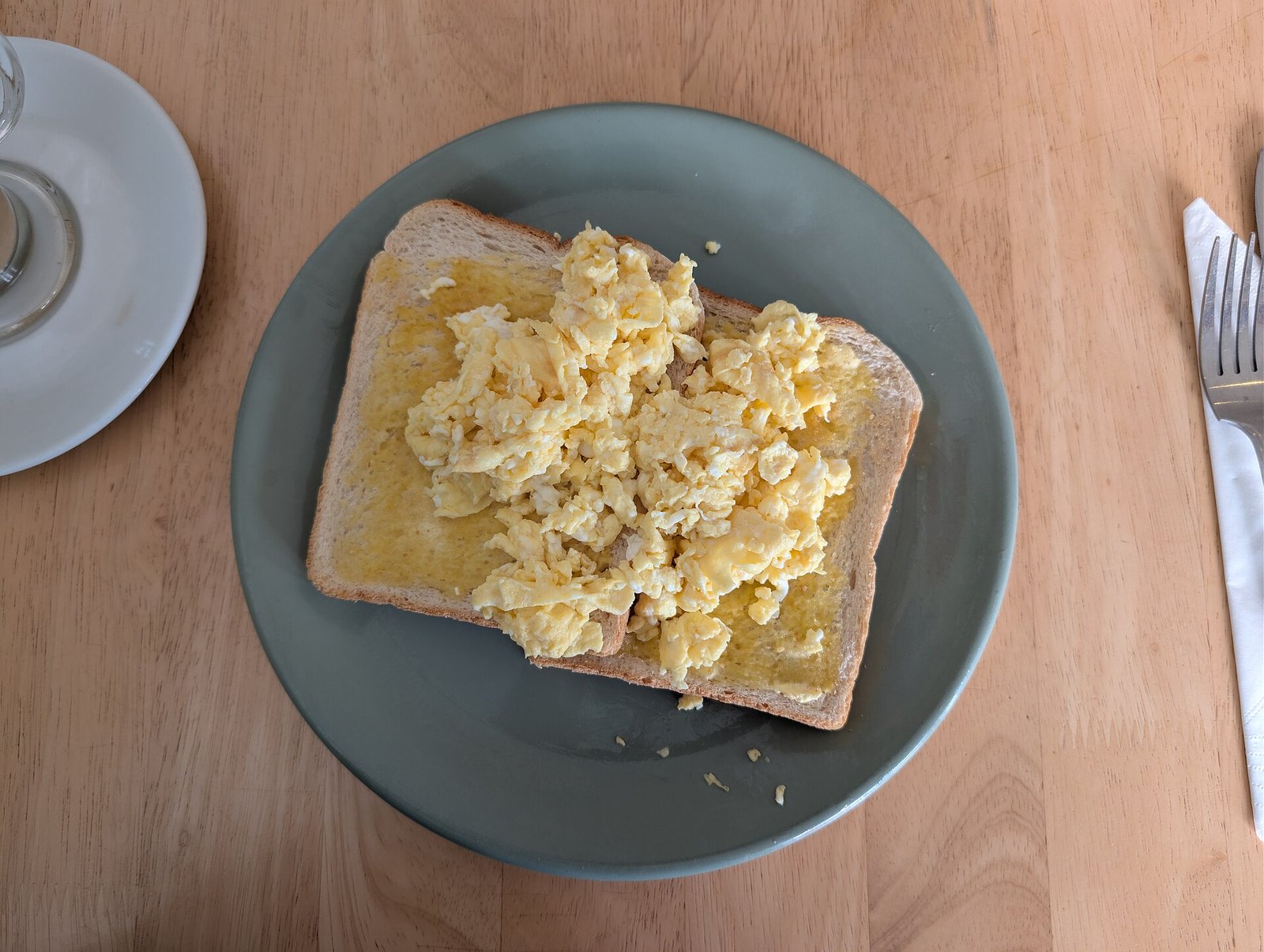 Scrambled eggs on toast as a quick maternal protein meal