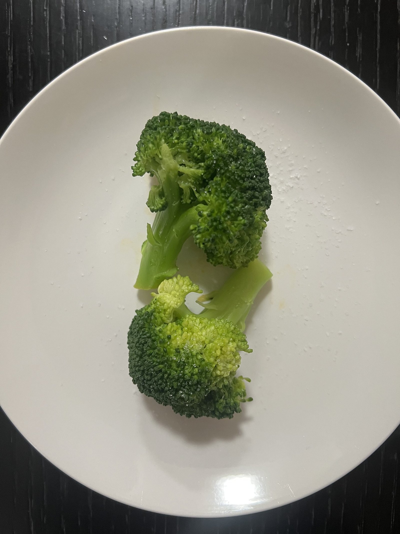 Steamed broccoli as a simple low-fat vegetable side