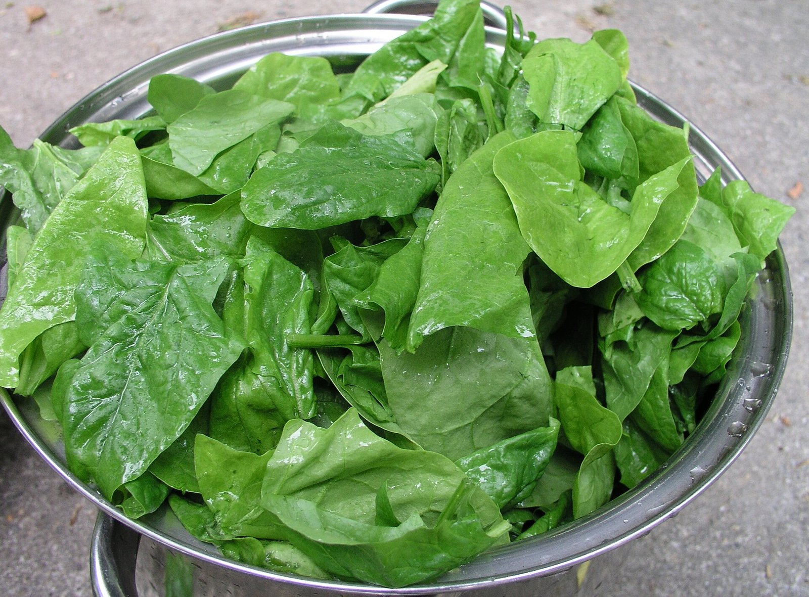 Fresh spinach leaves, a folate-rich leafy green for a depression diet