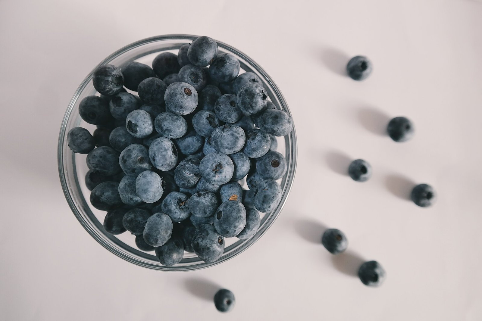 Bowl of blueberries illustrating everyday fruit sides with atopic dermatitis