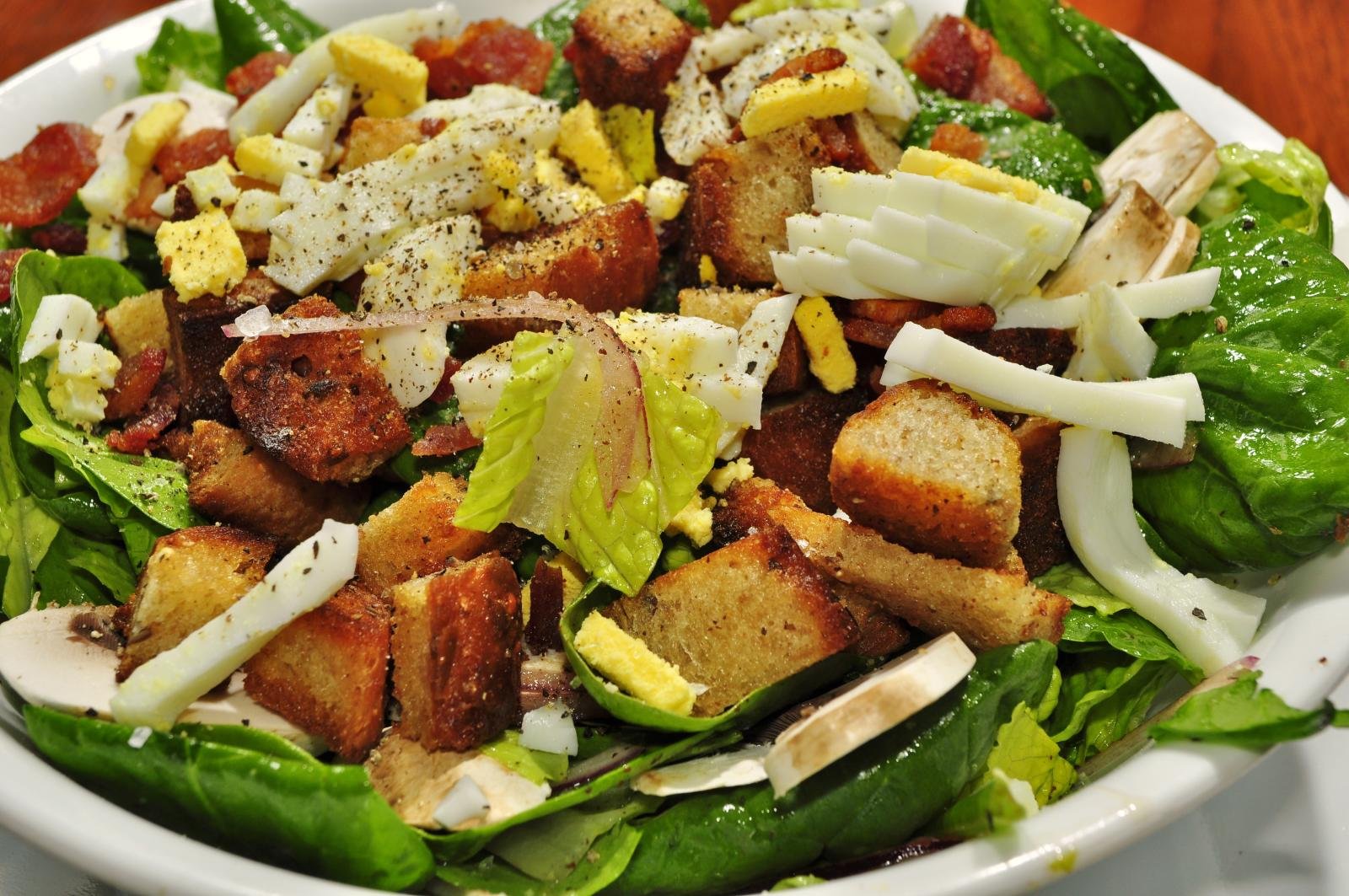 Spinach salad with olive oil for a vegetable-forward side without seaweed