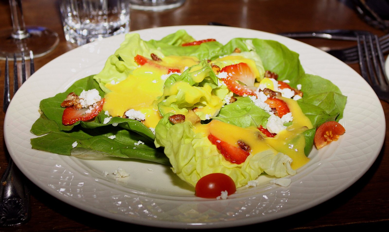 Fresh green salad with olive-oil-friendly vegetables for insulin-resistance plates
