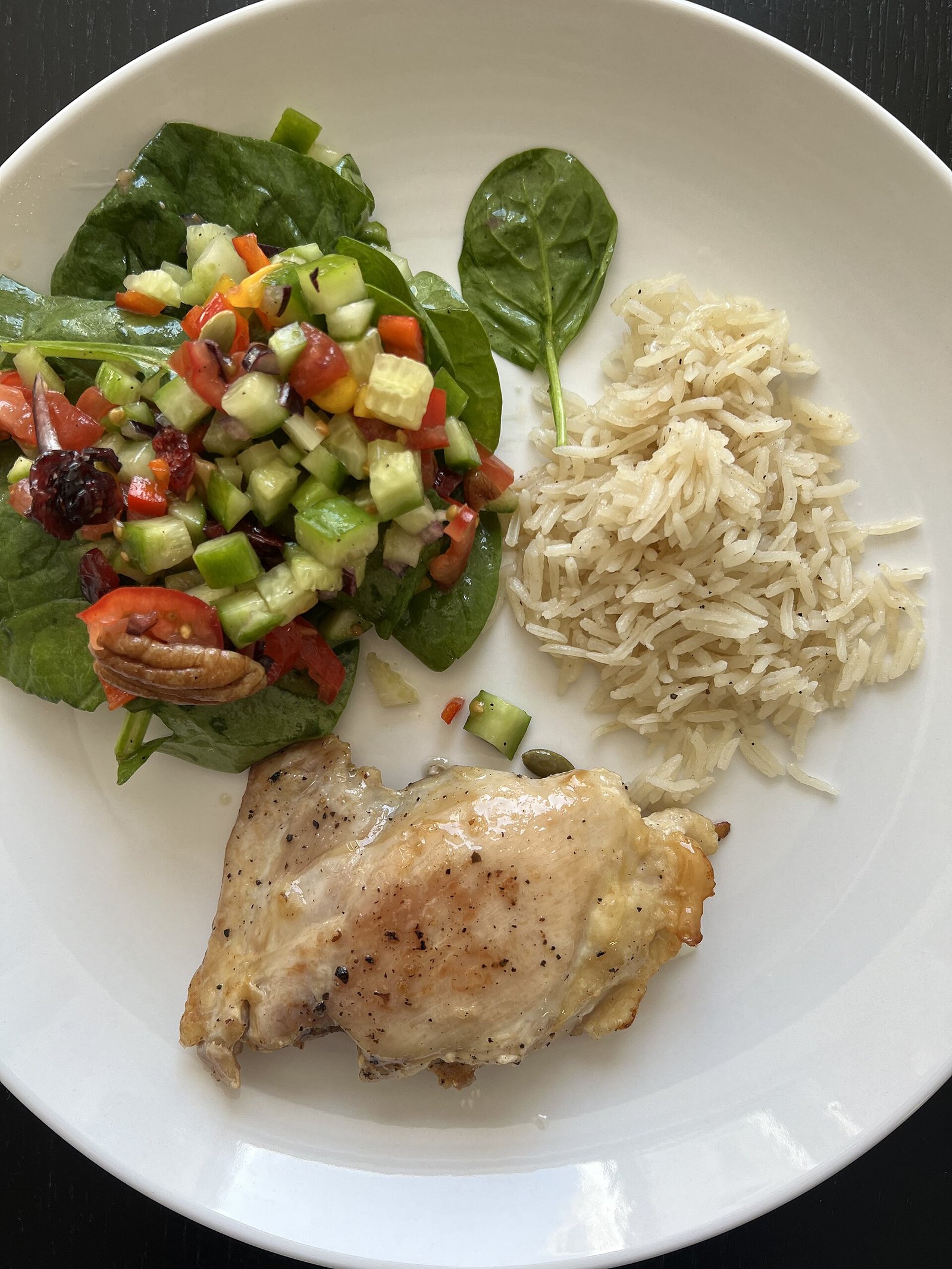 Grilled chicken with rice and salad as a protein-adequate lymphedema-aware plate