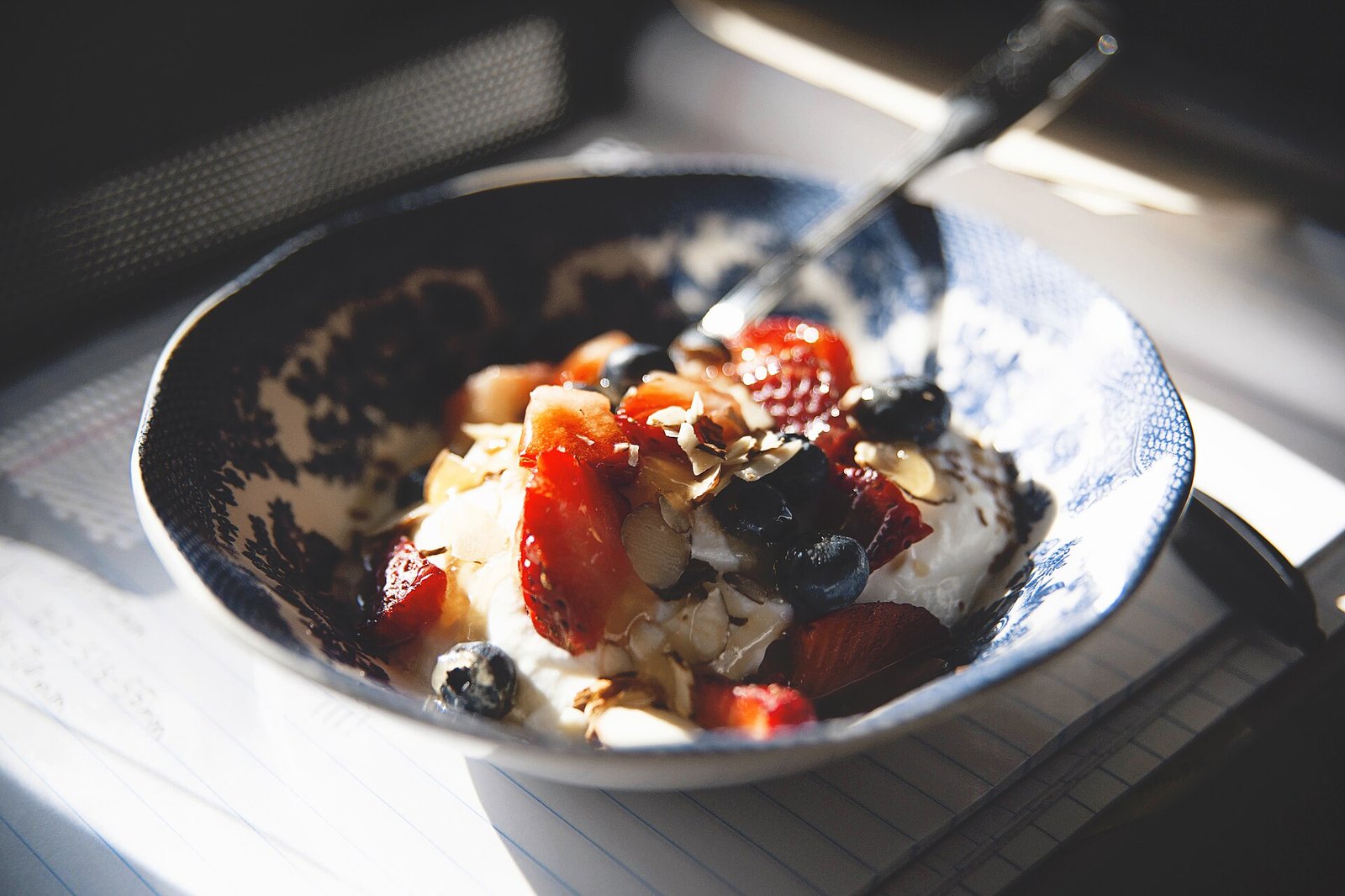Fruit and yogurt style bowl illustrating fiber and protein without wheat