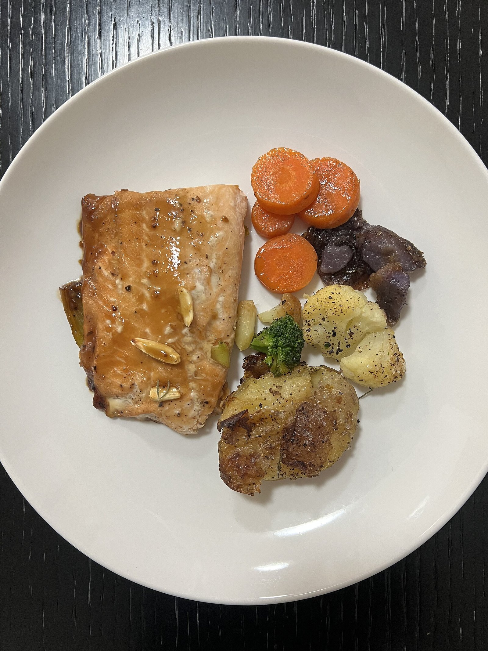Baked salmon with vegetables as a protein-rich postpartum dinner