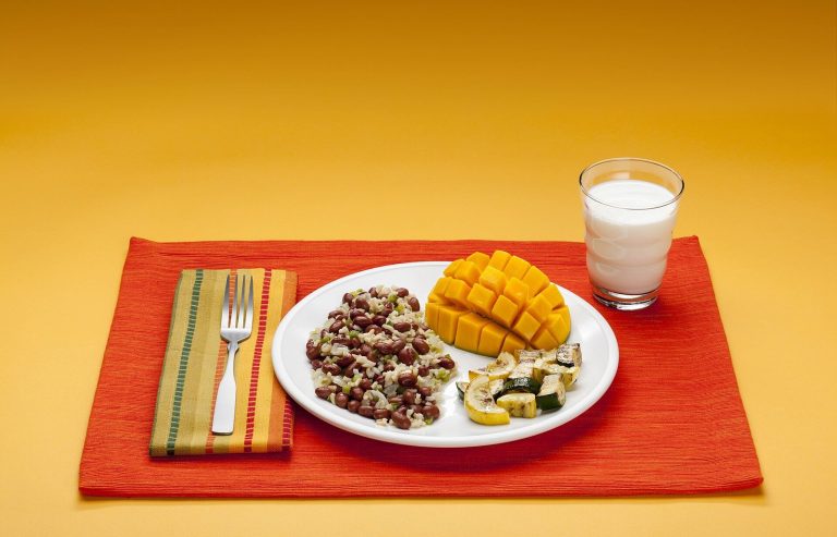MyPlate-style dinner with protein, vegetables, and grains for muscle-supportive eating