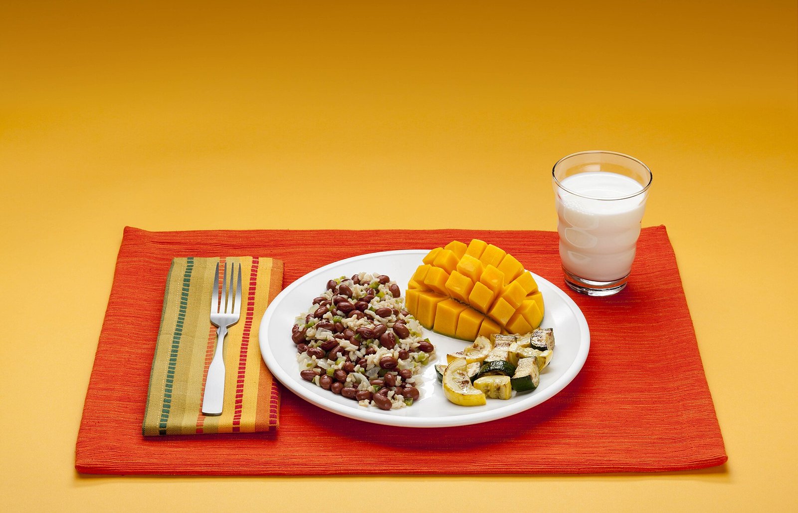 MyPlate-style dinner with protein, vegetables, and grains for muscle-supportive eating