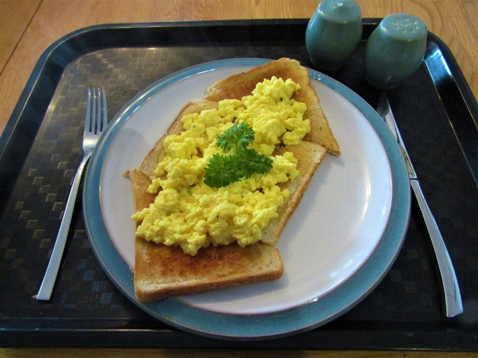 Scrambled eggs on toast as a moist easy breakfast when chewing is limited