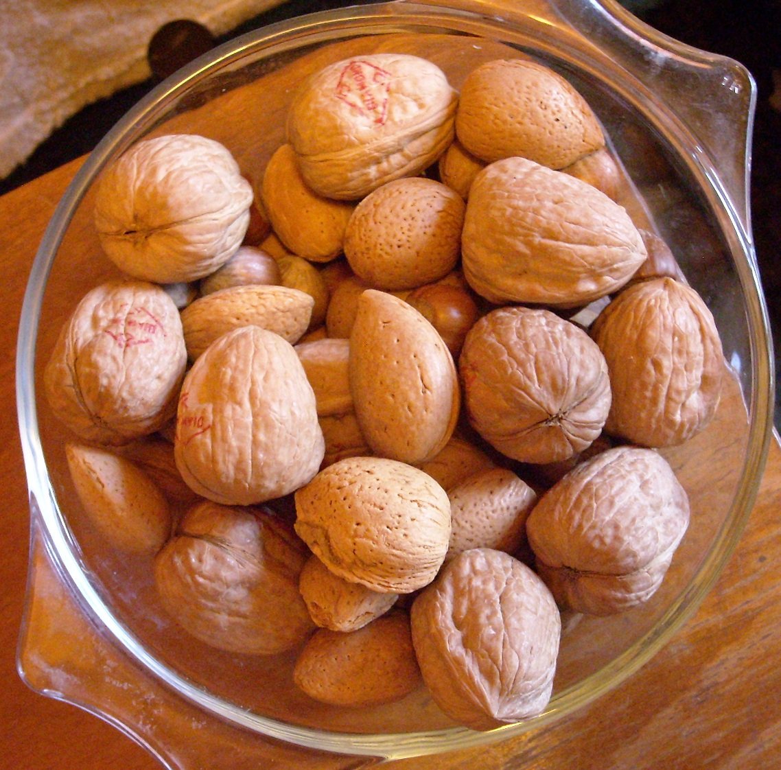 Mixed nuts bowl as a magnesium-containing snack with portion awareness