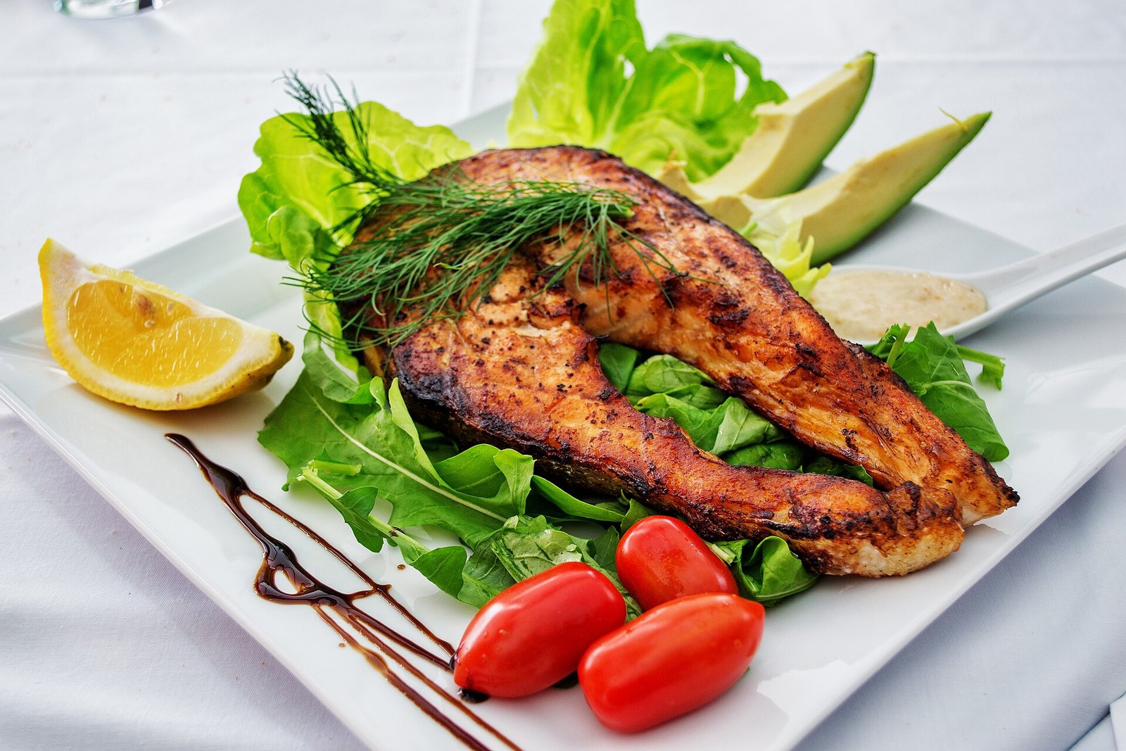 Grilled salmon fillet with salad, a vitamin D-rich fatty fish for a fibromyalgia diet