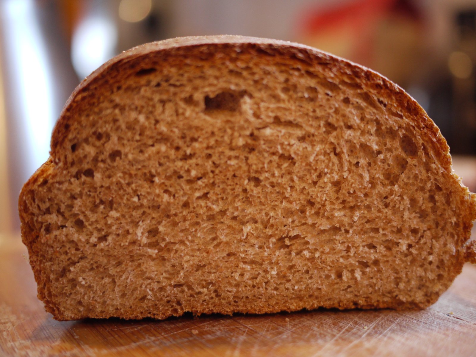 Whole wheat bread, a high-fiber whole grain suggested in a gallstones diet