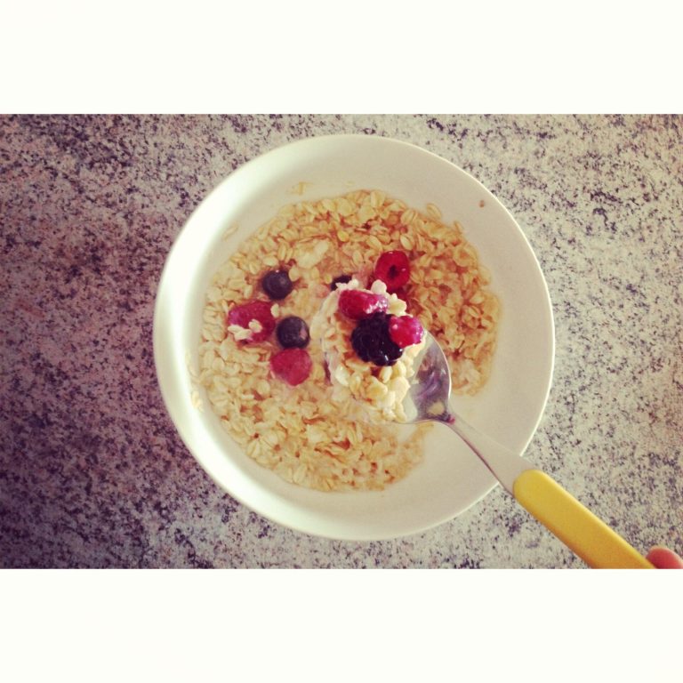 Gestational diabetes diet breakfast: plain porridge with low-fat milk and berries