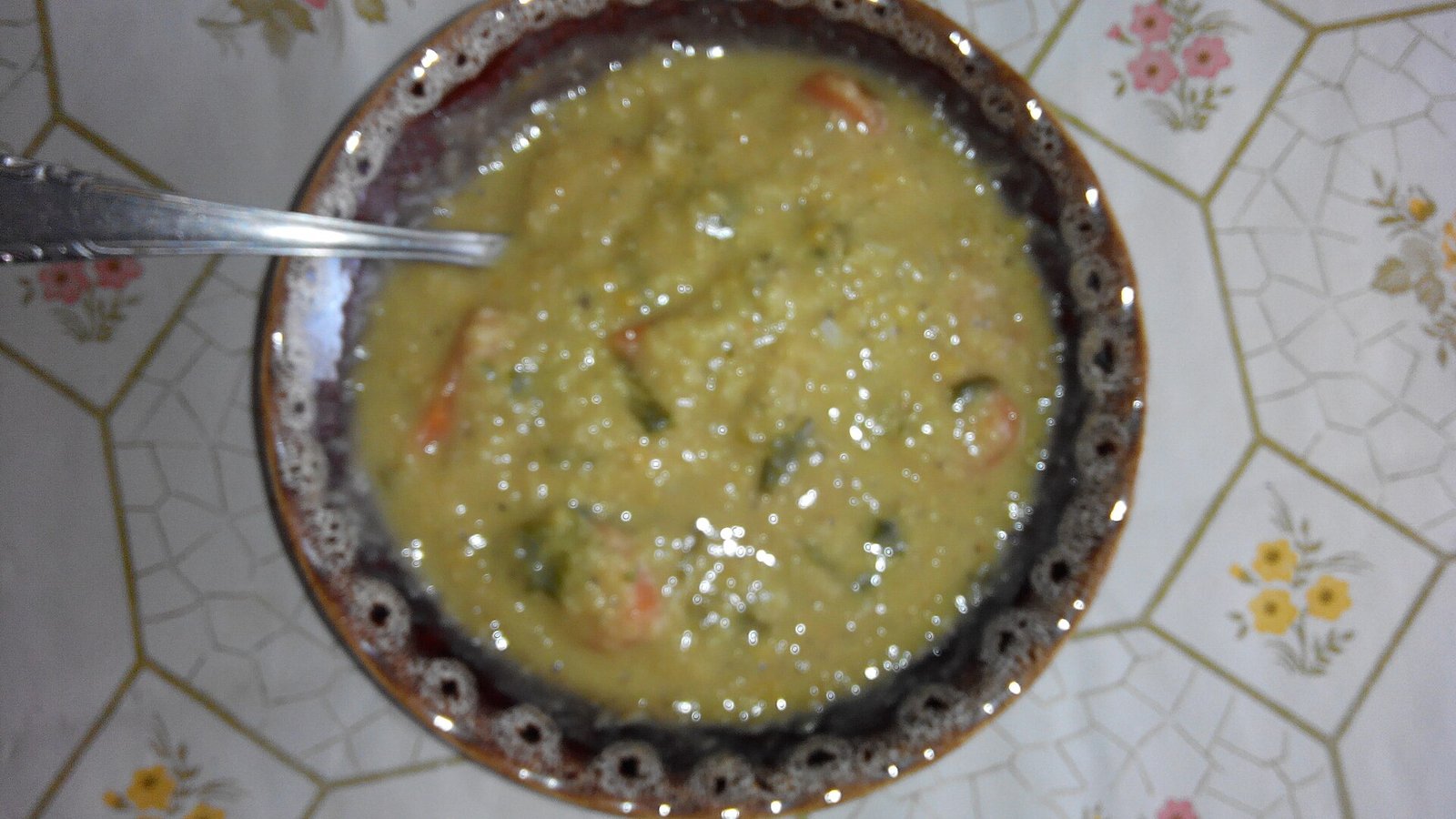 Bowl of lentil soup, a high-fiber, slower-release meal for a gestational diabetes diet