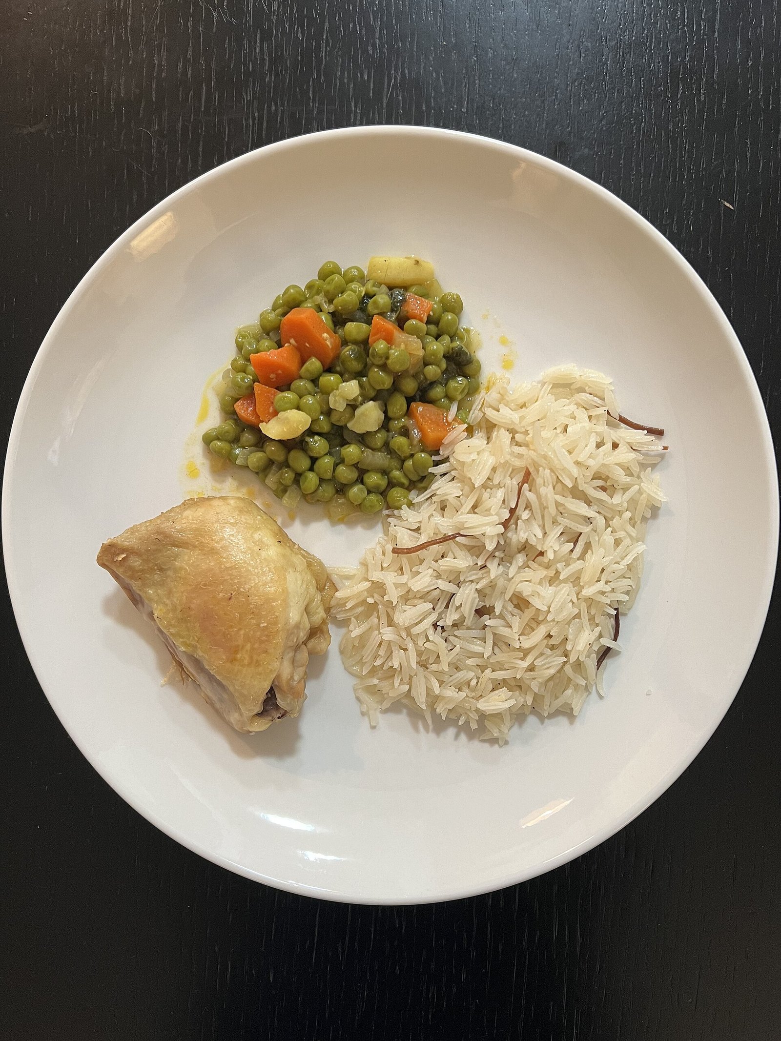 Balanced plate of grilled chicken, rice, and vegetables for a gestational diabetes meal plan