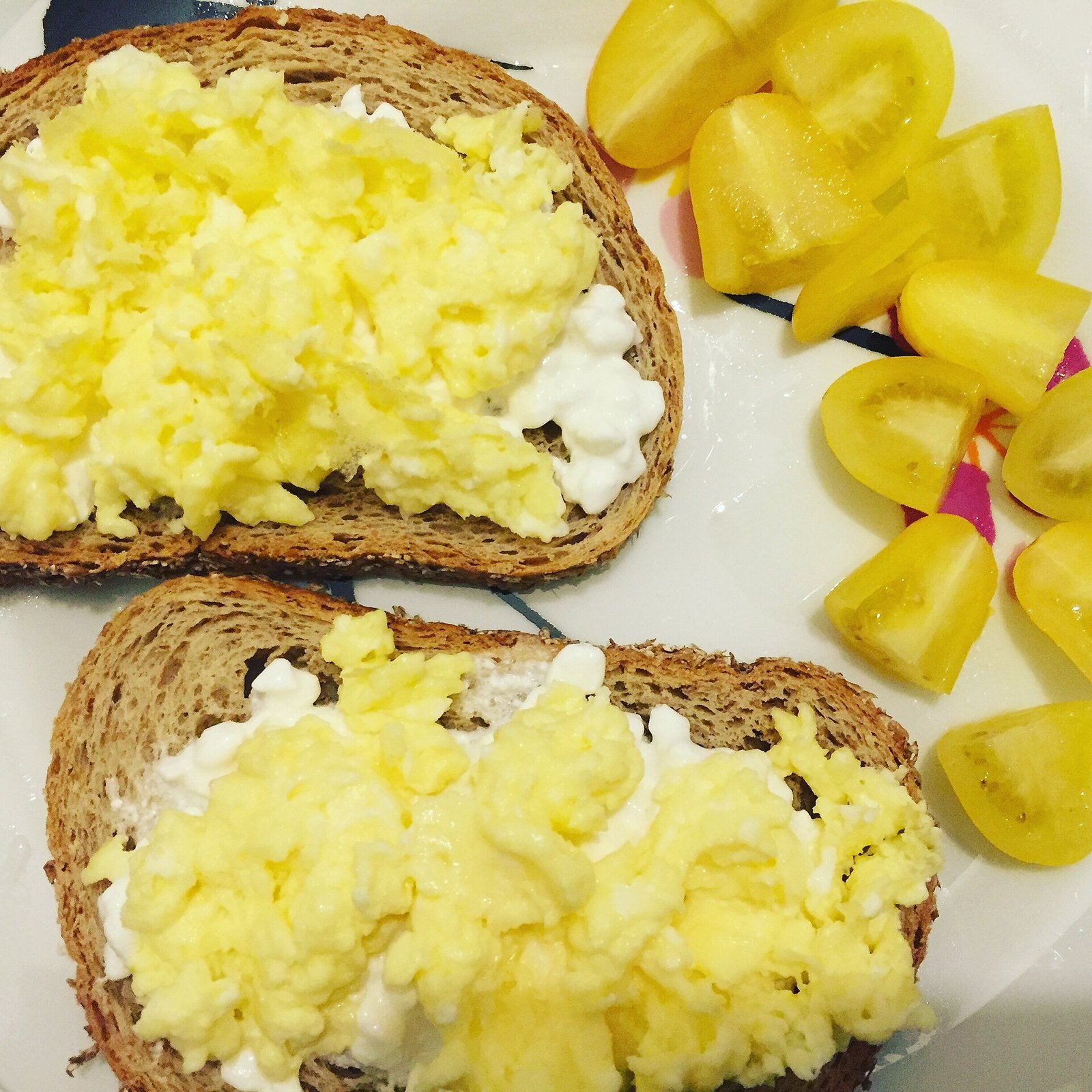 Scrambled eggs on whole-grain toast with tomatoes, a Hashimoto's diet breakfast after medicine timing