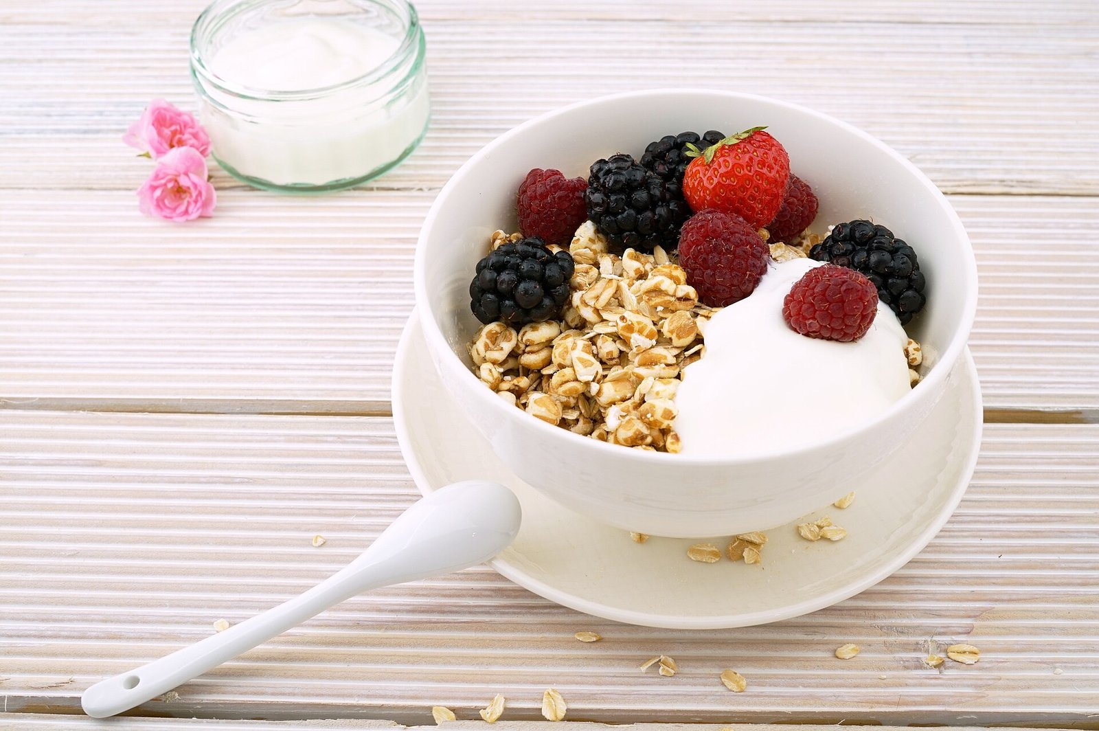 Muesli with berries and yogurt, a selenium-containing snack pattern for Hashimoto's