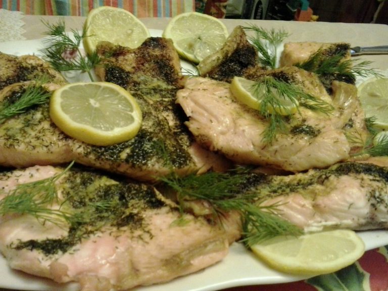 Heart failure diet: baked salmon seasoned with dill and lemon instead of salt