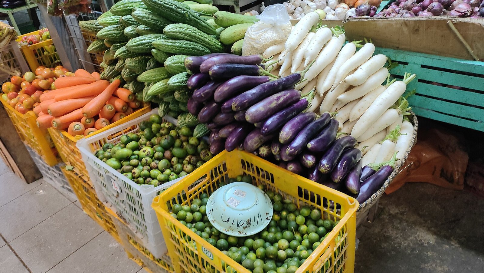 Fresh vegetables at a market, naturally low-sodium foods for a heart failure diet